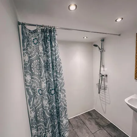 Sali-bayreuth - Sm9 Charming Near Zoo In With Terrace, Free Wi-fi & 24-hour Front Desk *