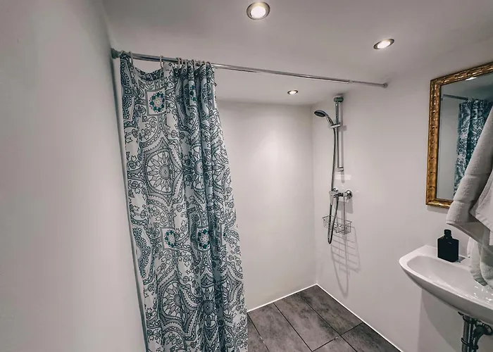 Sali-bayreuth - Sm9 Charming Near Zoo In With Terrace, Free Wi-fi & 24-hour Front Desk *